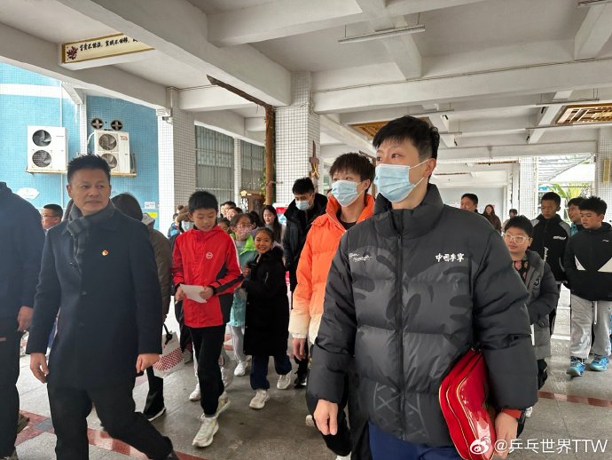 除了周启豪，国乒还有哪些知名运动员出席了深圳校园活动？