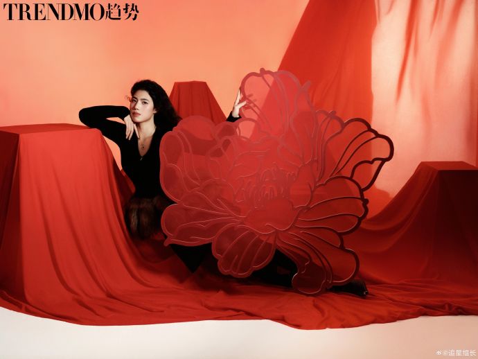 张雨霏以治愈系花神形象登趋势杂志，展现温柔坚韧生命力