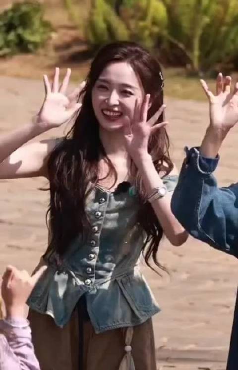 客栈名场面+1！吴宣仪加盟录制，和沈月秦岚同框，颜值与欢乐双在线