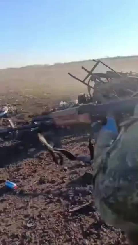 俄军的手扶拖拉机压倒了反坦克地雷，拖拉机被地雷炸得粉碎