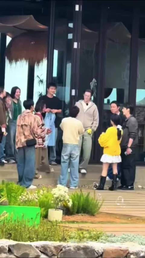 秦岚在亲爱的客栈被逗笑，广东话互动引期待