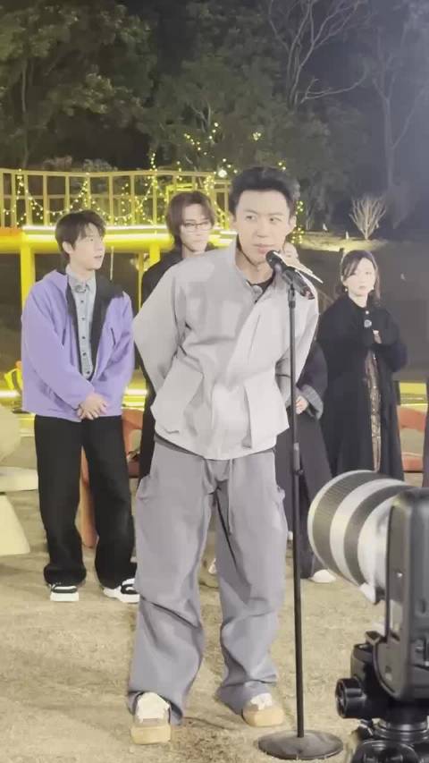 付航在线唱“我叫李飞，没有脊椎，不以物喜，不以己悲”