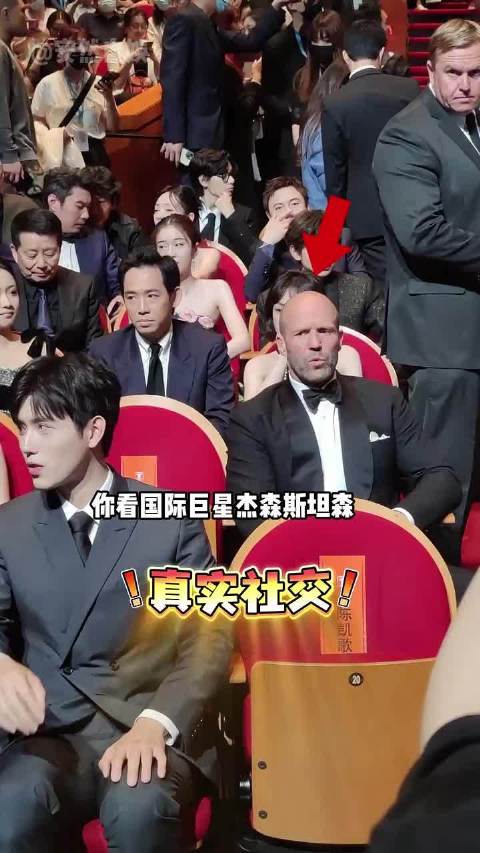 明星候场社交百态，白鹿资本环绕关晓彤尴尬，刘亦菲香肩外露