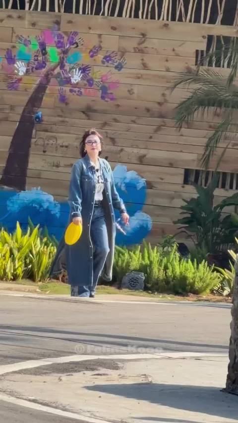 吴宣仪去了亲爱的客栈诶，上来就给秦岚来了个大大的拥抱