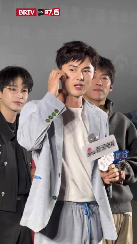 叶祖新亮相年少有为追剧团，现场饭撒引关注