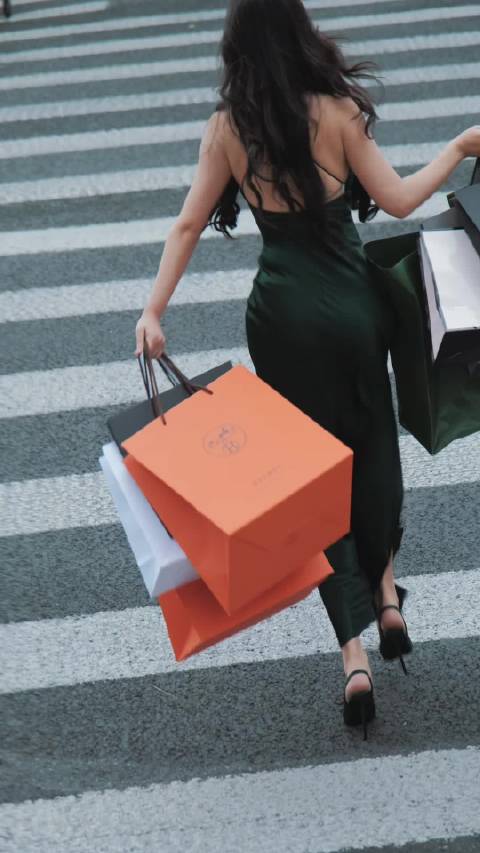 美女配帅车，真的太搭了