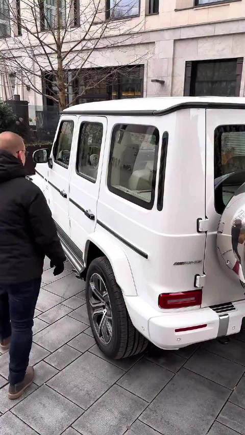 奔驰大G备胎如何拆下来？女性车主是不可能操作了