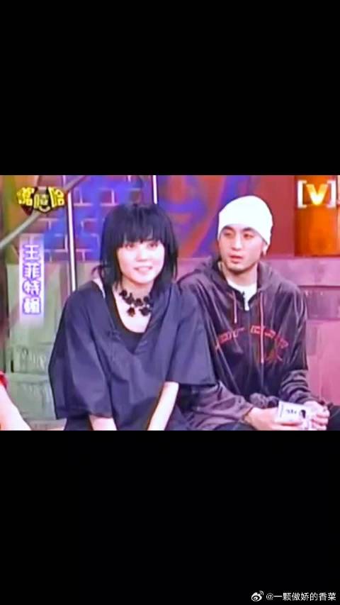 潘玮柏满头大汗访问王菲，被菲姐问要不要擦汗