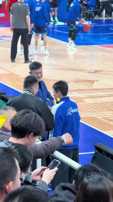 三位广东“旧将”叙旧聊的开心的呀杜锋 广东宏远