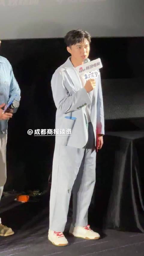 老辈子@叶祖新 就这样拿着巨型红包祝大家马年马上有钱！