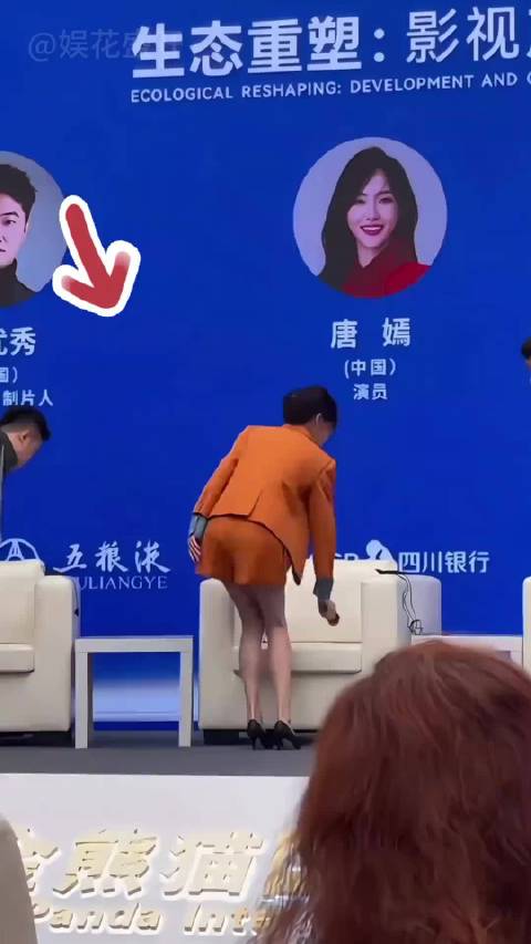 被超短裙硬控的女星，唐嫣扭成“女字型”，林志玲交叉坐，赵露思慌忙捂裙摆