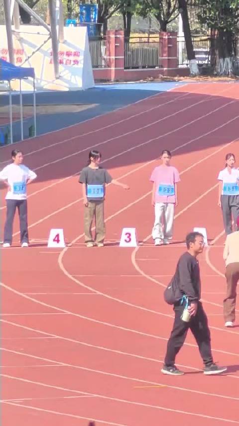 杨超越董思成华农拍戏，红色跑道引体测回忆