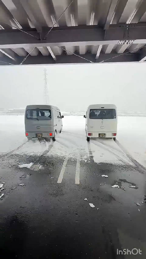 两驱四驱雪地起步对比实测，冬季胎仍是安全关键