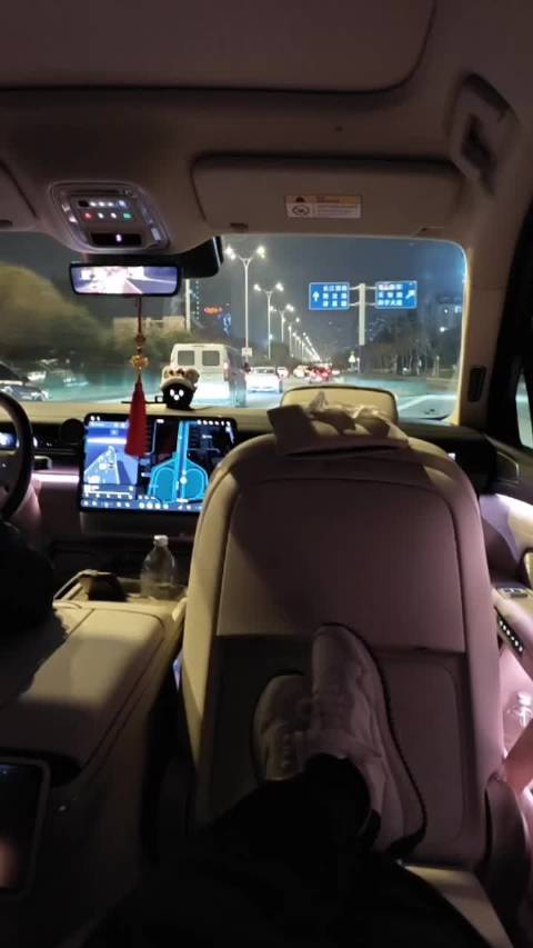 蔚来全新ES8一键舒躺按摩功能缓解差旅疲惫