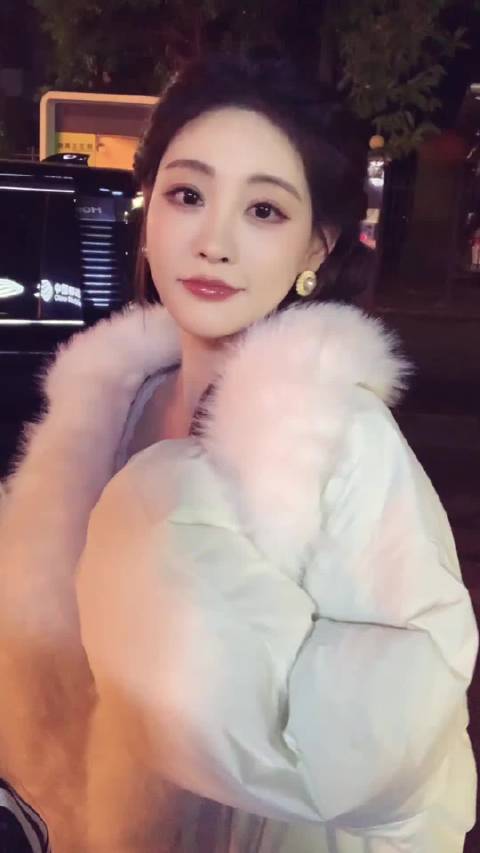 第一眼这个笑容我真的好喜欢啊，能扛得住镜头的精致五官！