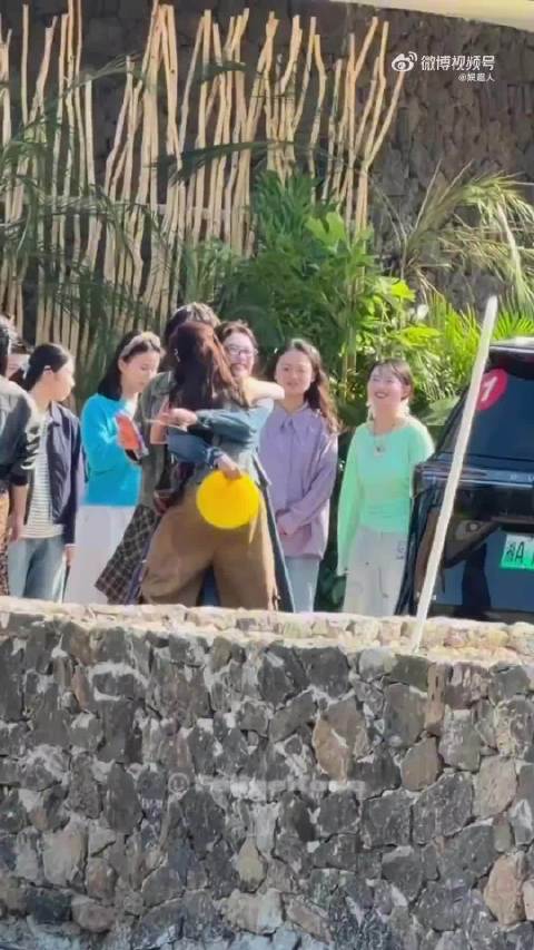 吴宣仪加盟亲爱的客栈录制，与刘涛拥抱互动