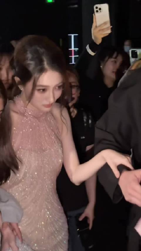 上海时装周徐璐的妆造绝美，真是闪闪发光的女明星