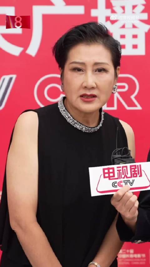 张凯丽发文回忆与杨幂相聚，互称宝贝力挺其表演