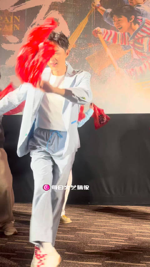 彭昱畅叶祖新王天放现身年少有为追剧团，主演即兴尬舞30秒不够尽兴