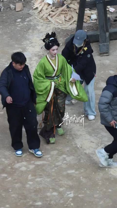 林允《归鸾》绿衣路透，妈呀 这剧的妆造都好漂亮啊林允好白好白好白啊