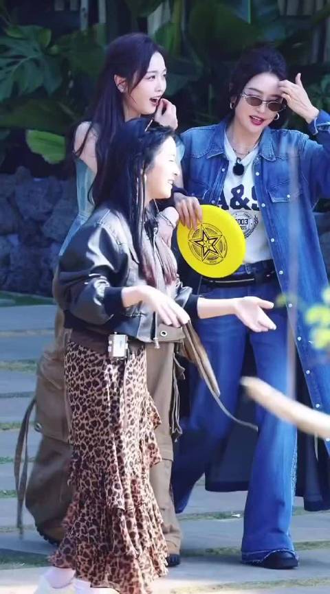 元气小选加盟客栈！左手沈月右手秦岚，姐妹同框超养眼