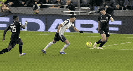 英足总谈争议进球：索兰克碰到球 瓜帅：对前锋这么做肯定是点球