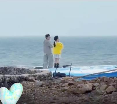 不懂就问王鹤棣沈月这是在拍偶像剧嘛海边两人聊天，那很浪漫了