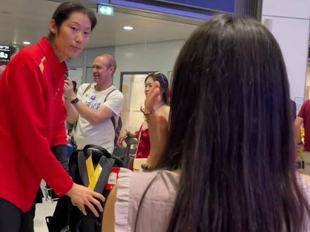 朱婷现身机场引球迷守候4小时，中国女排备战奥运