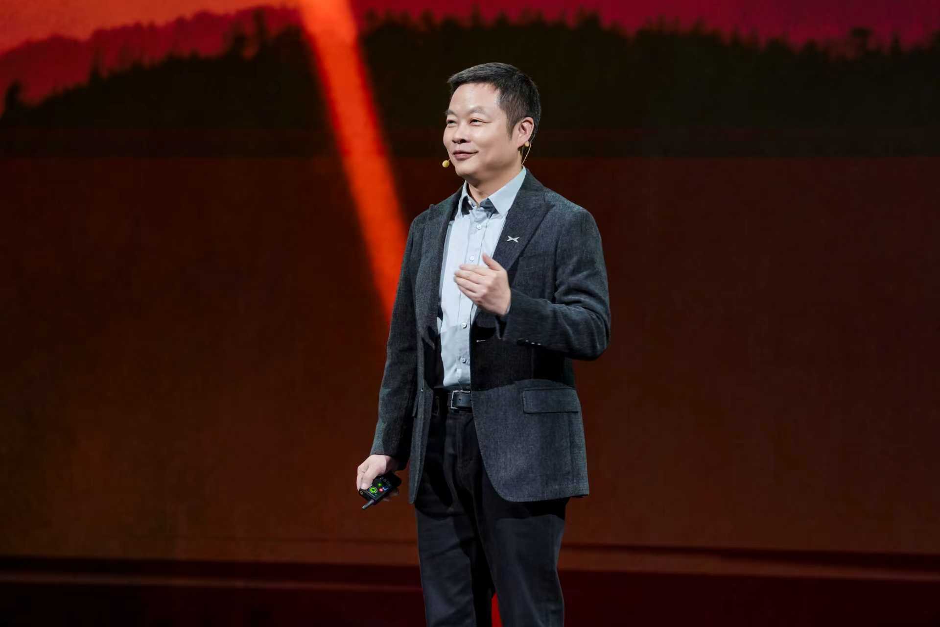 何小鹏内部分享：智能座舱和智能驾驶会技术合流，组成“超级智能体”｜36氪独家