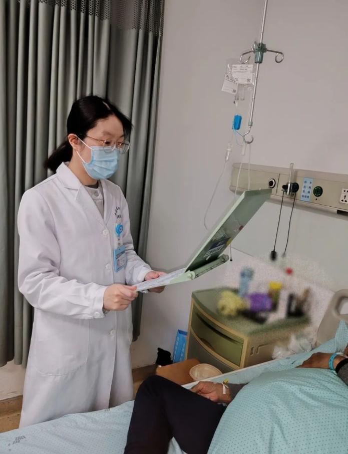 男子年会喝吐血，疯狂劝酒的同事该承担责任