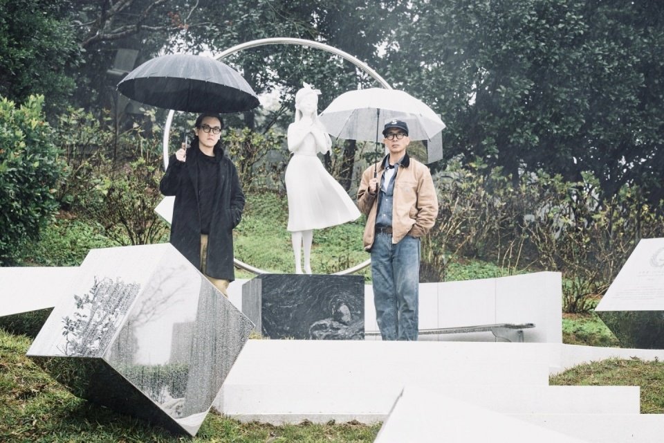 大S纪念雕像办揭幕仪式，S妈挽着具俊晔手臂到场，小S哭红了双眼