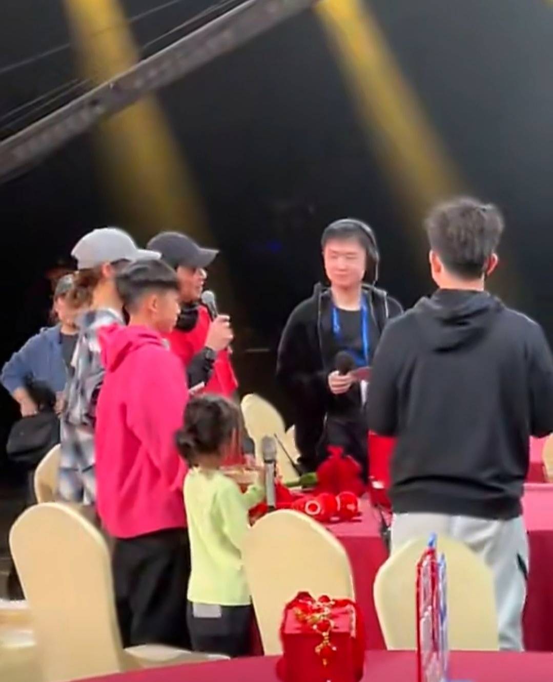 陈小春应采儿全家首登东方卫视春晚,基因与幸福双料暴击来袭!