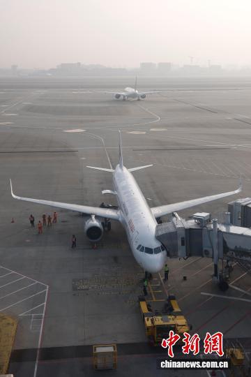 2月2日，在上海虹桥国际机场，东航机务人员对航班进行保障。中新社记者 殷立勤 摄