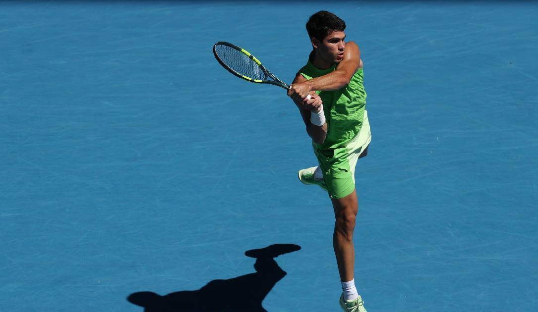 抽筋鏖战5小时27分钟!阿尔卡拉斯绝境逆转首进决赛,与跪地痛哭的德约会师澳网之巅