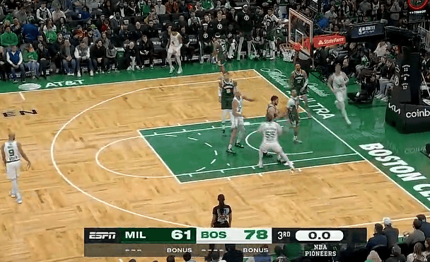 西蒙斯漂移后仰中投不中，绿军78-61领先雄鹿进入第四节