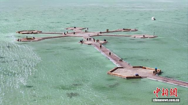 资料图为航拍茶卡盐湖。(无人机照片) 马铭言摄