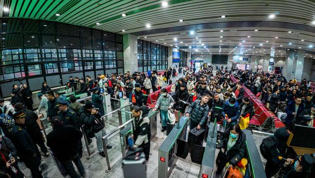2月1日，北京西站候车室，乘客排队陆续通过检票口。中青在线记者 陈思阳/摄