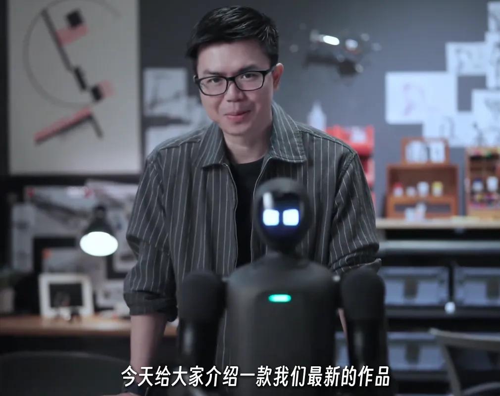稚晖君与他的个人机器人启元Q1。视频截图