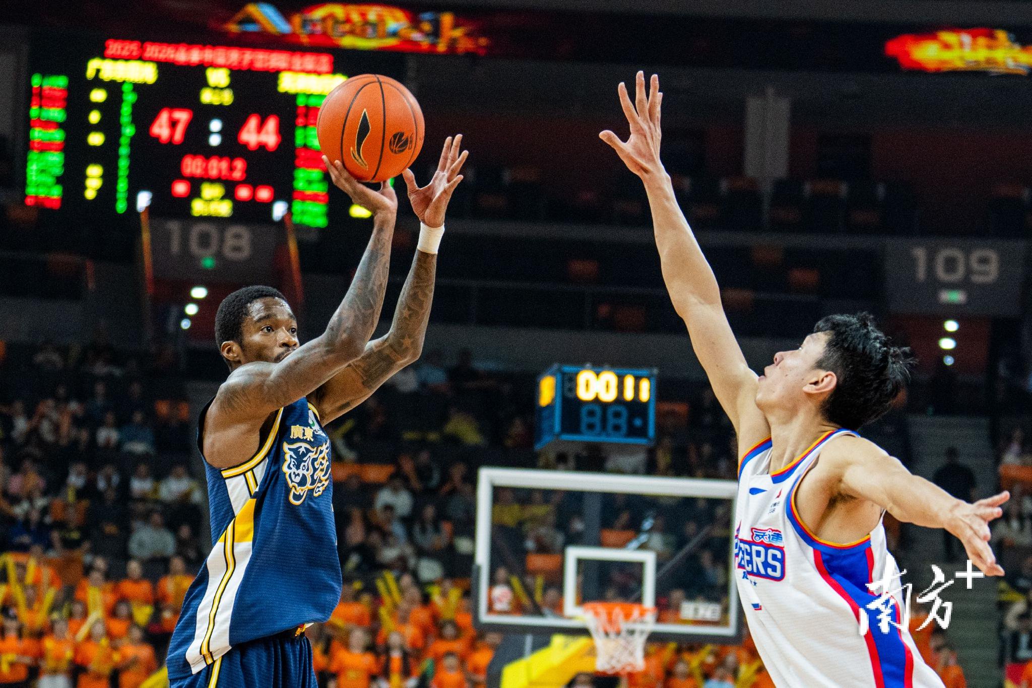 险胜天津豪取四连胜，广东男篮领跑CBA积分榜