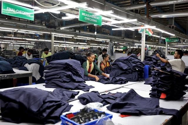 2025年8月5日，印度艾哈迈达巴德，工人在服装厂赶制衣物。 IC Photo