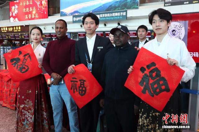 图为春运首日，大连机场举办新春活动。李倩倩 摄