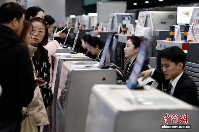 2月2日，旅客在上海虹桥国际机场T2航站楼内的南航柜台办理登机手续。中新社记者 殷立勤 摄