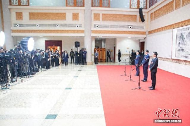 2月2日，在广西壮族自治区十四届人大五次会议“代表通道”集中采访活动上，广西人大代表分享各自履职经历。陈冠言 摄