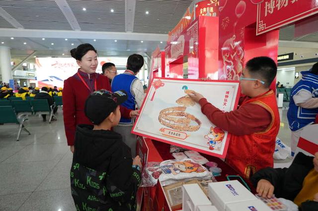 2月2日，春运首日，内蒙古博物院志愿者为旅客讲解文物细节。杨颐/摄