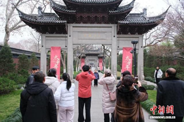 近日，游客在钱王祠外拍照留念。曹丹 摄