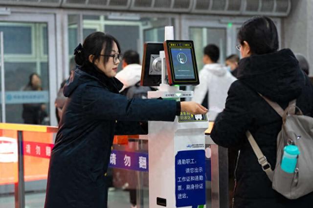 2月2日，春运首日，呼和浩特东站客运人员正在为旅客查验车票。杨颐/摄