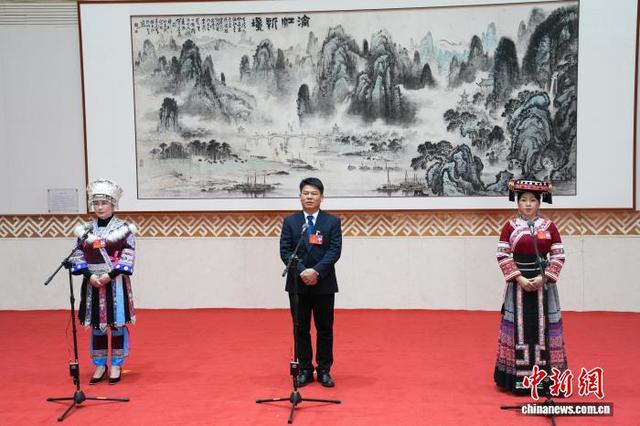 2月2日，在广西壮族自治区十四届人大五次会议“代表通道”集中采访活动上，广西人大代表分享各自履职经历。陈冠言 摄