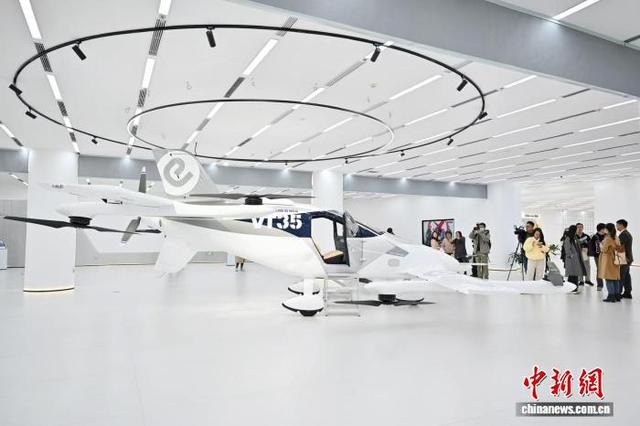 图为亿航智能的长航程无人驾驶载人航空器VT35吸引媒体关注。记者 陈楚红 摄