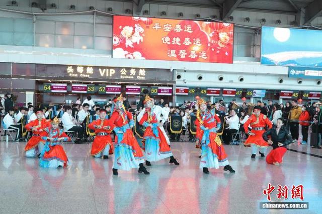 图为春运首日，大连机场举办新春活动。李倩倩 摄
