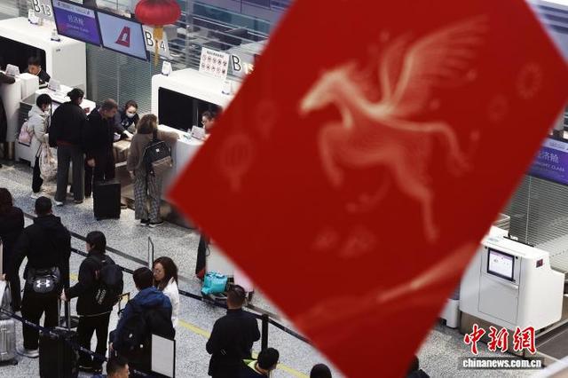 2月2日，旅客在上海虹桥国际机场T2航站楼内的东航柜台办理登机手续。中新社记者 殷立勤 摄